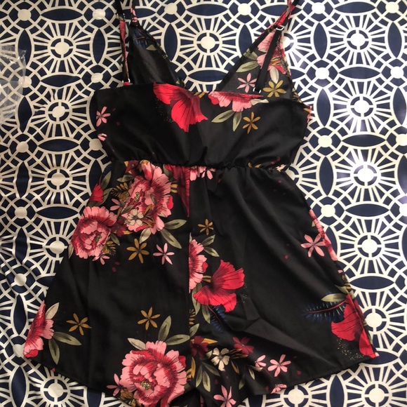 FLORAL SUMMER ROMPER! - Picture 2 of 2